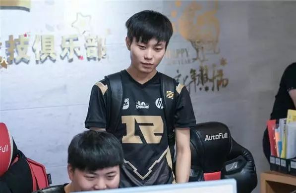 依然掌握在 依然掌握在